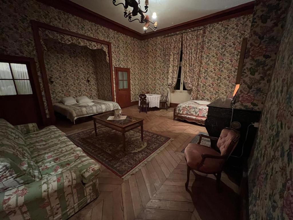 Chateau De Busset Bagian luar foto