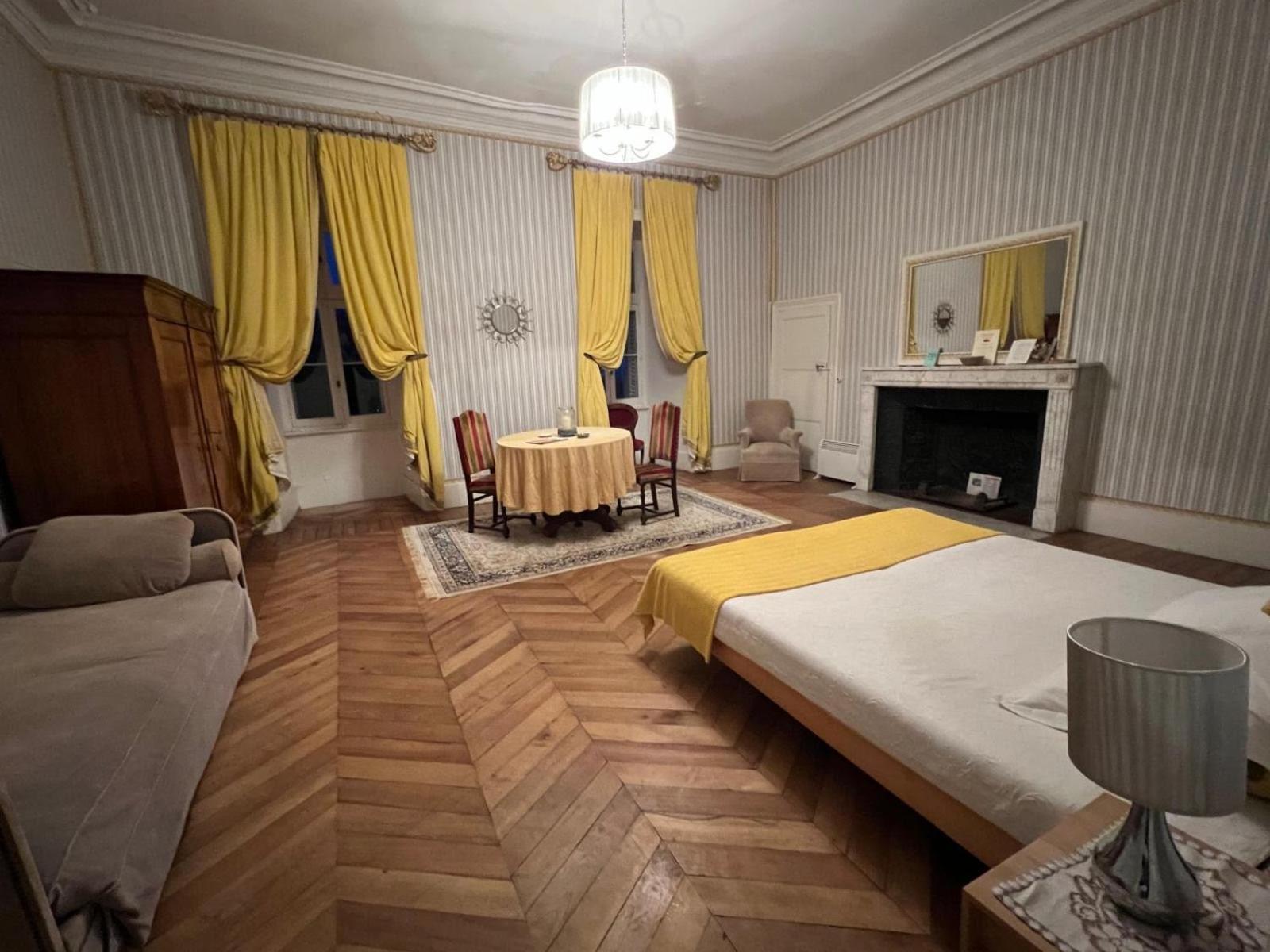 Chateau De Busset Bagian luar foto